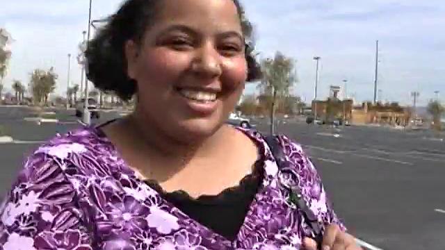 Тейлор выносит свои жирные формы на улицу и жадно берет член