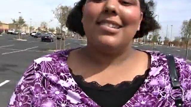 Тейлор выносит свои жирные формы на улицу и жадно берет член