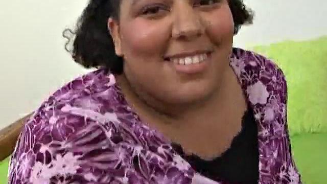 Hefty Taylor Spreads for Cock