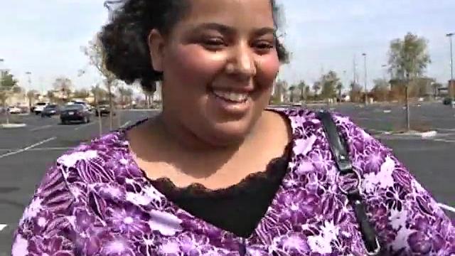 Тейлор выносит свои жирные формы на улицу и жадно берет член