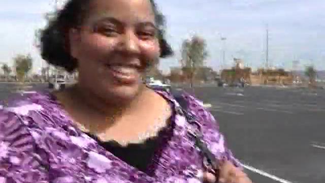 Тейлор выносит свои жирные формы на улицу и жадно берет член