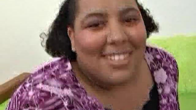 Hefty Taylor Spreads for Cock