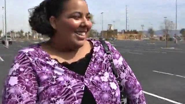 Тейлор выносит свои жирные формы на улицу и жадно берет член