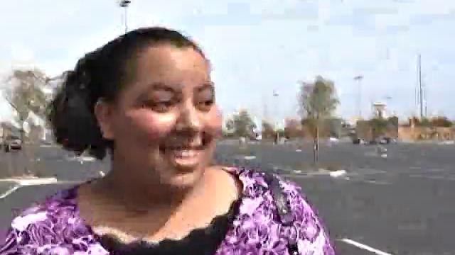 Тейлор выносит свои жирные формы на улицу и жадно берет член