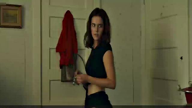 zoey deutch крутит попкой и скачет на bbc у бильярдного стола