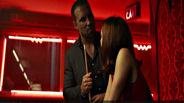 zoey deutch крутит попкой и скачет на bbc у бильярдного стола