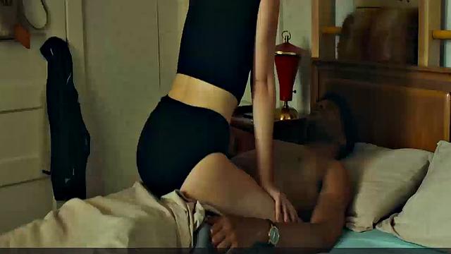 zoey deutch крутит попкой и скачет на bbc у бильярдного стола