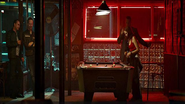 zoey deutch крутит попкой и скачет на bbc у бильярдного стола