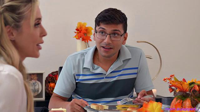 Filling Up Our Stepmoms This Thanksgiving - S2:E9