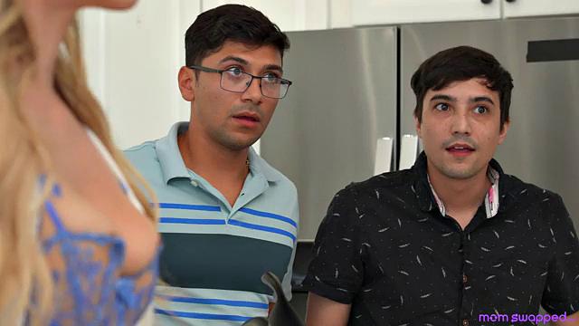 Filling Up Our Stepmoms This Thanksgiving - S2:E9