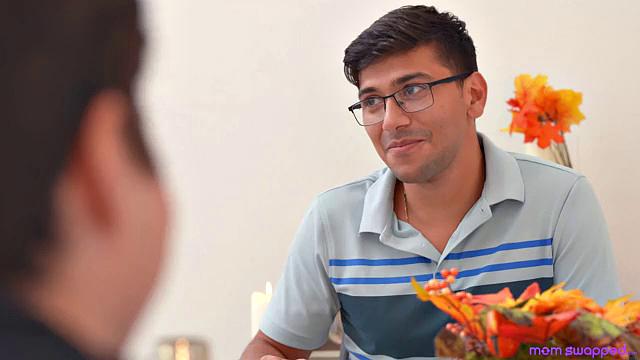 Filling Up Our Stepmoms This Thanksgiving - S2:E9