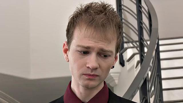 Сочная брюнеткамилфа трахается с пасынком, чтобы помочь ему справиться с отсутствием киски