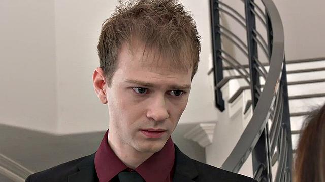 Сочная брюнеткамилфа трахается с пасынком, чтобы помочь ему справиться с отсутствием киски