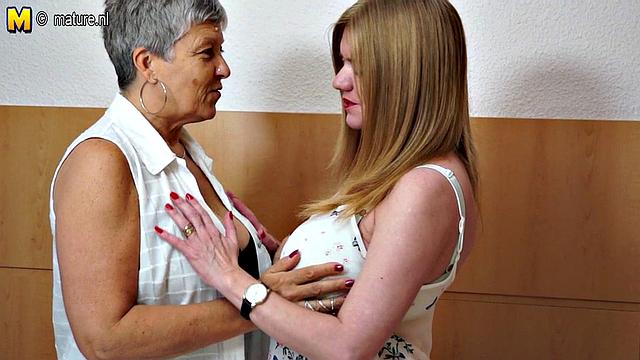 британские милфы лижут друг другу киски