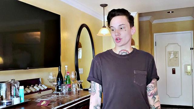 21yo pussyboy kisses babe in amateur softcore scene