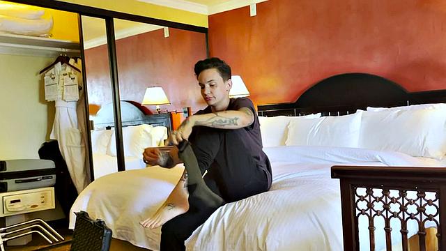 21yo pussyboy kisses babe in amateur softcore scene