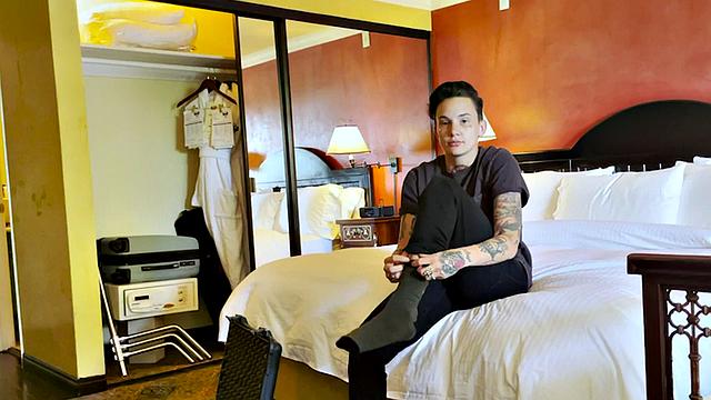 21yo pussyboy kisses babe in amateur softcore scene