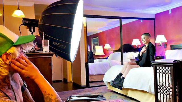 21yo pussyboy kisses babe in amateur softcore scene