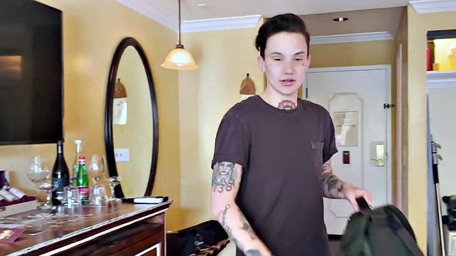 21yo pussyboy kisses babe in amateur softcore scene