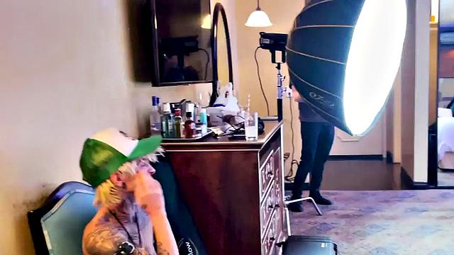 21yo pussyboy kisses babe in amateur softcore scene