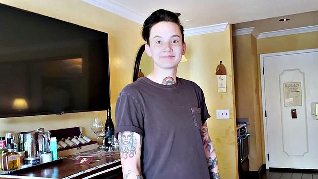 21yo pussyboy kisses babe in amateur softcore scene