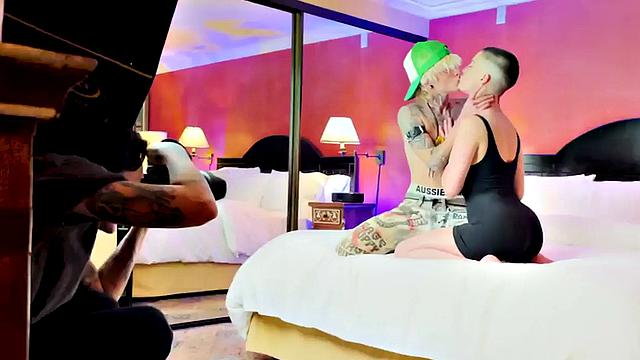 21yo pussyboy kisses babe in amateur softcore scene