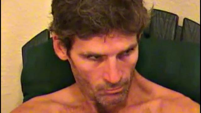 Взрослый волосатый мужик дрочит толстый член с удовольствием