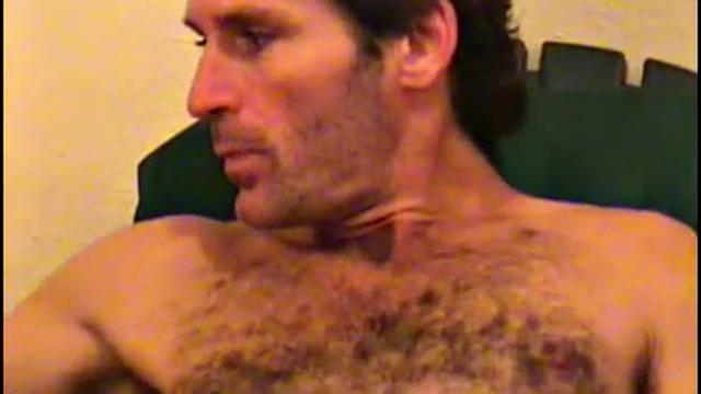 Взрослый волосатый мужик дрочит толстый член с удовольствием