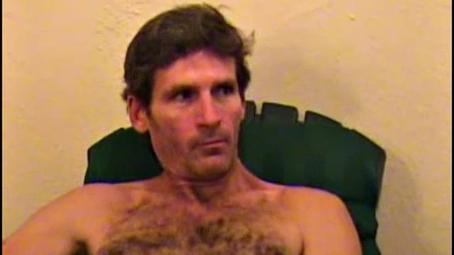 Взрослый волосатый мужик дрочит толстый член с удовольствием