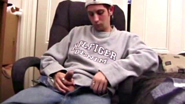 Аарон Майклс дрочит свой крепкий член и заливает все спермой для парней, которые любят смотреть на это мужское удовольствие.