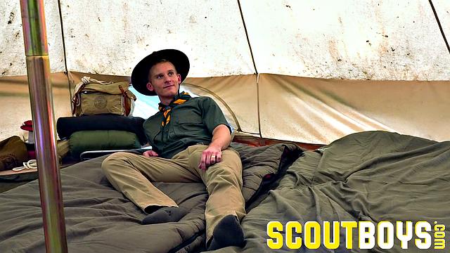 оцени как scout logan жарится с взрослыми мужиками в форме на природе
