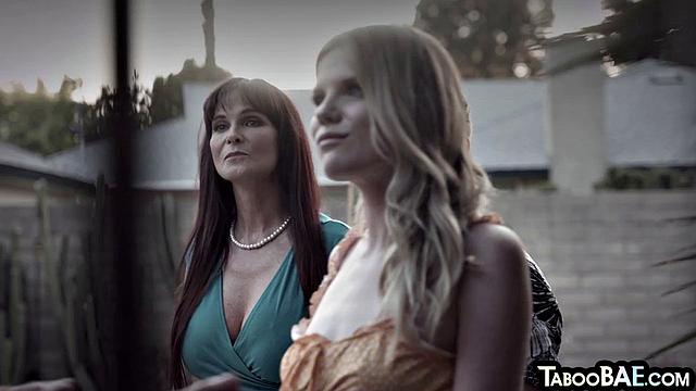 Gorgeous babes sharing in 3some