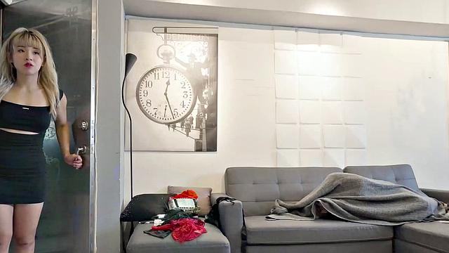 The landlord sees Lina squirt