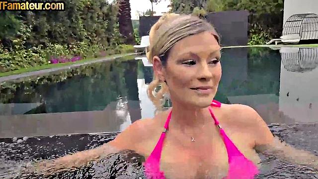 Зрелая с огромной грудью жестко ебется в pov после бассейна