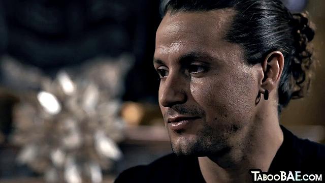 Пышная блондинка с натуральной грудью жарко трахается сбоку с любовником в страстной измене.