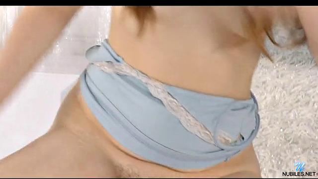 Рыжая Мэдди Моксли дрочит свою волосатую киску в одиночестве