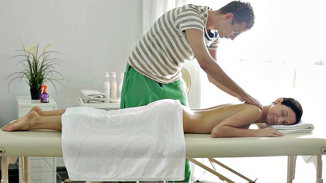 Динара С наслаждается горячими ласками и плотной трахкой