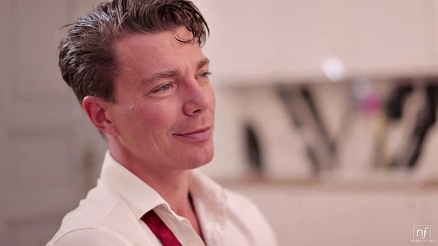 брюнетка садится на парня прямо на работе