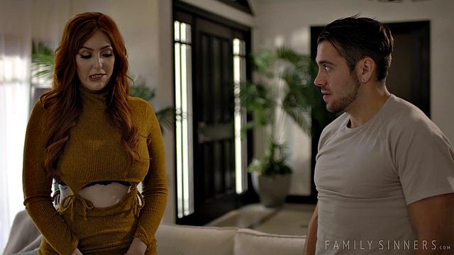 Мачеха застукала пасынка за дрочкой и решила развлечься на диване с Данте Колле и Лорен Филлипс.