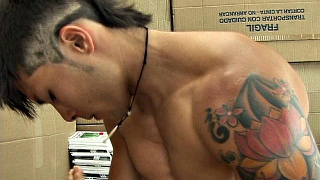 Латиносы Луифер и Ивано не могут остановиться - жесткий гей-секс без защиты