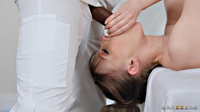 Masseur Gets Oily Footjob