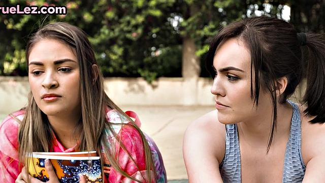 Petite sweethearts enjoy fingering and pussymunching