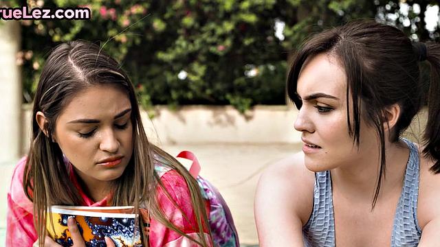 Petite sweethearts enjoy fingering and pussymunching