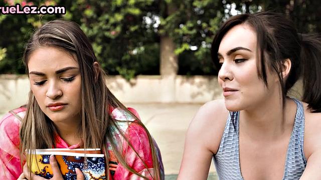 Petite sweethearts enjoy fingering and pussymunching