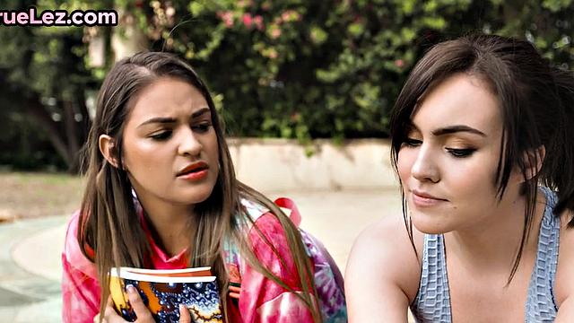 Petite sweethearts enjoy fingering and pussymunching