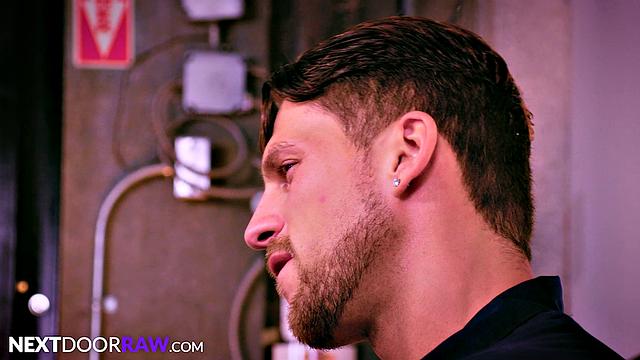 качок-механик жёстко трахает эллиота финна в гараже без гондона