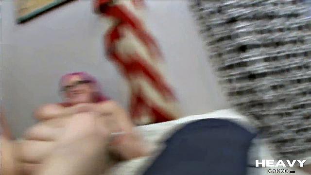 Полненькая с розовыми волосами трахаетcя с двумя здоровяками в жёстком тройничке.