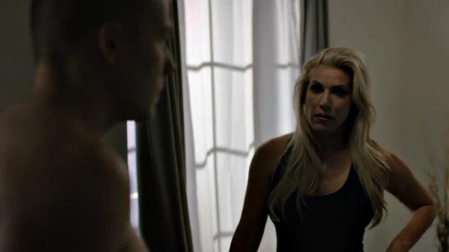 Огромные сиськи у зрелой блондинки - её жёстко трахают раком на кровати