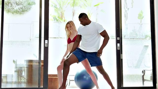 блондинка разминается и получает по полной от черного члена