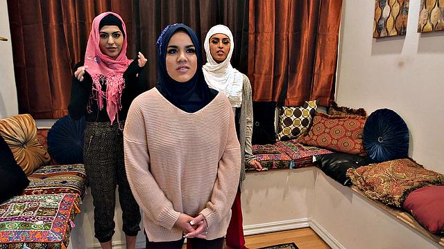 три подруги в хиджабах устроили стриптизеру жарче, чем в мечети